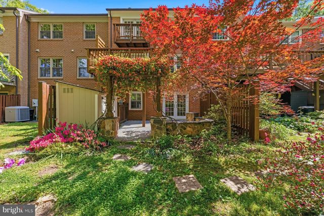 7961 HIDDEN BRIDGE DR, Springfield, VA 22153
