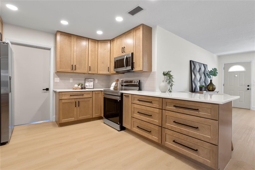 Image 11 of property listing at 1628 LARKIN AVENUE, Orlando, FL 32812