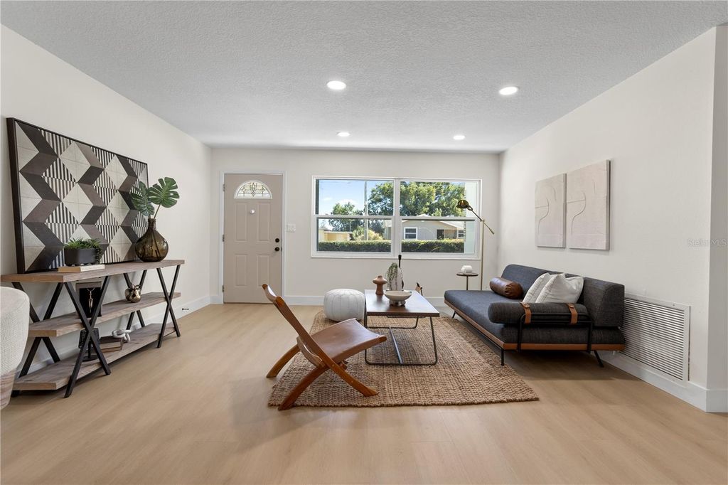 Image 6 of property listing at 1628 LARKIN AVENUE, Orlando, FL 32812