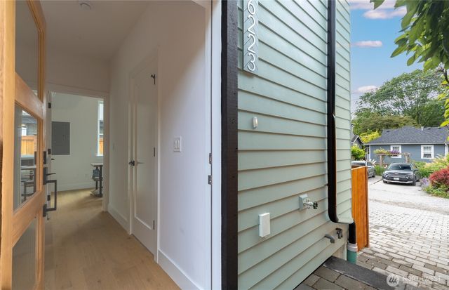 6223 9th Avenue NE, Seattle, WA 98115