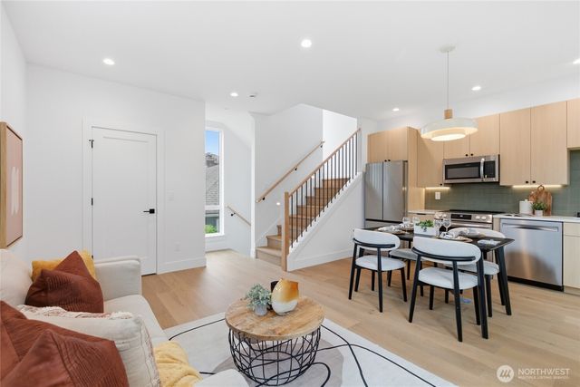 6223 9th Avenue NE, Seattle, WA 98115