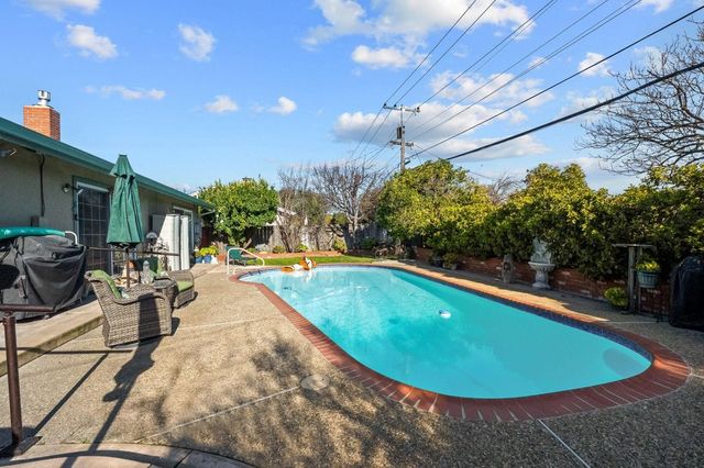 8847 Davona Dr, Dublin, CA 94568