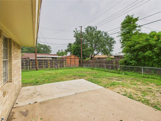 802 Loy Lane, Ennis, TX 75119
