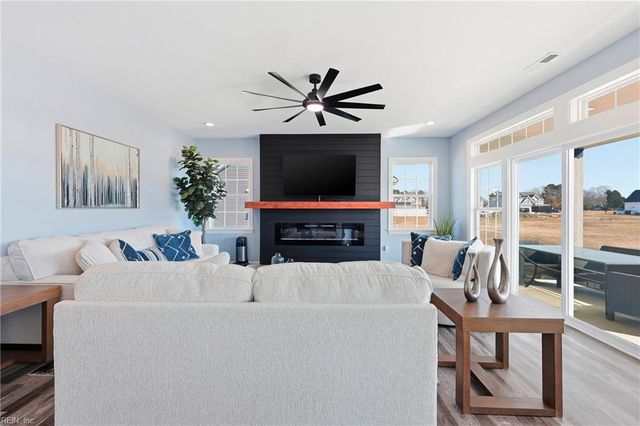 106 Staysail DR, Elizabeth City, NC 27909