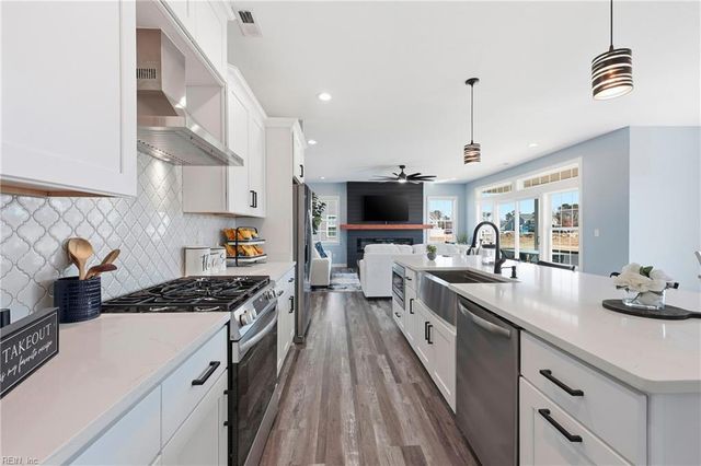 106 Staysail DR, Elizabeth City, NC 27909