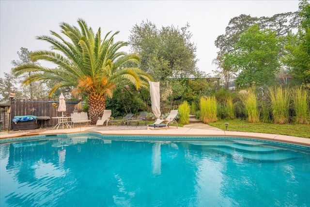 21235 Albatross Way, Redding, CA 96003