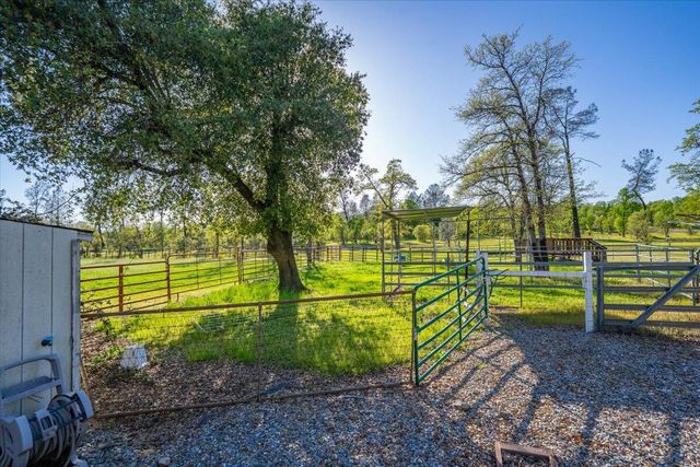 21235 Albatross Way, Redding, CA 96003