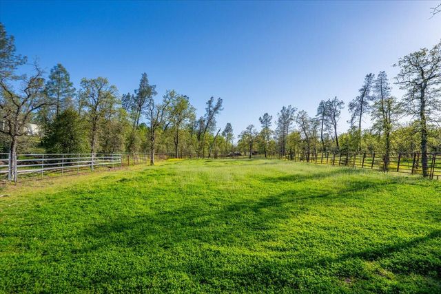 21235 Albatross Way, Redding, CA 96003