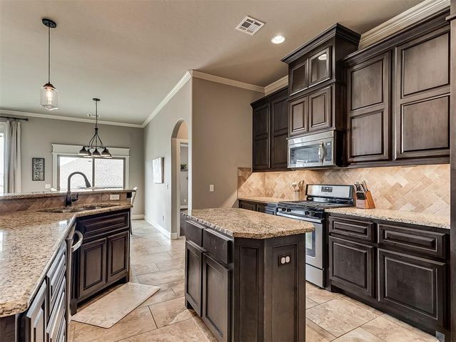 905 NW 190th Street, Edmond, OK 73012