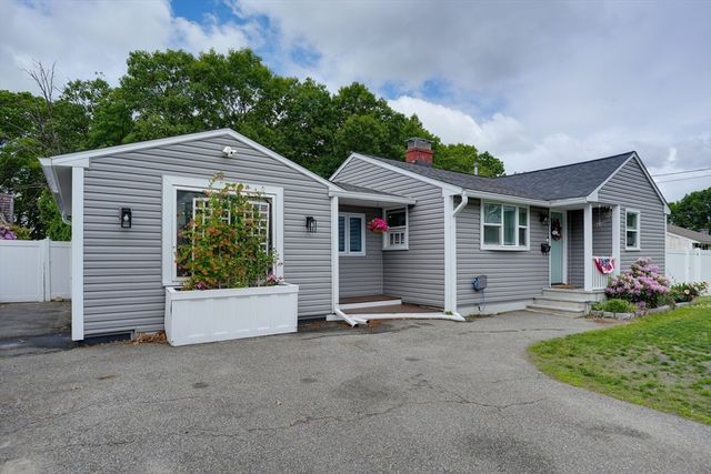 55 Rumford St, Lowell, MA 01852