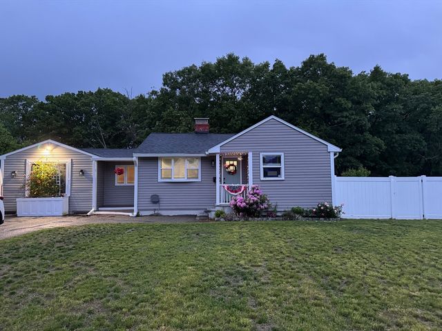 55 Rumford St, Lowell, MA 01852