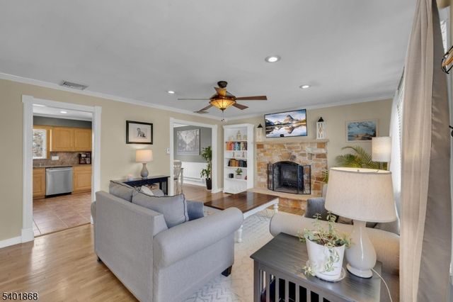 17 Center St, Hopatcong Boro, NJ 07874