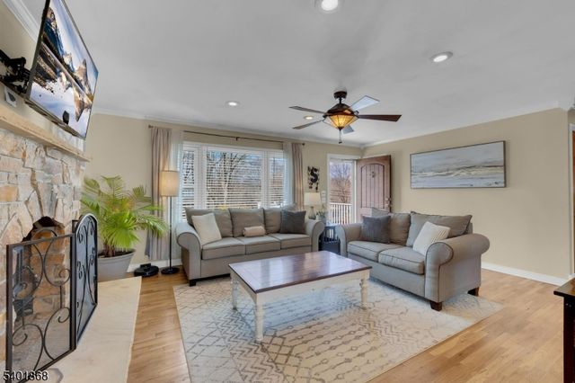 17 Center St, Hopatcong Boro, NJ 07874