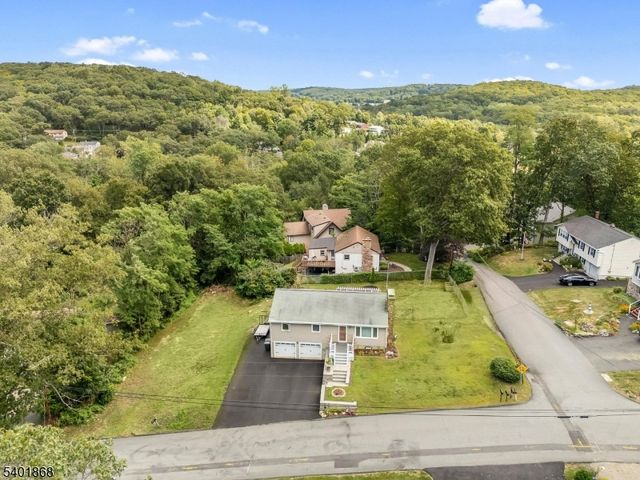 17 Center St, Hopatcong Boro, NJ 07874