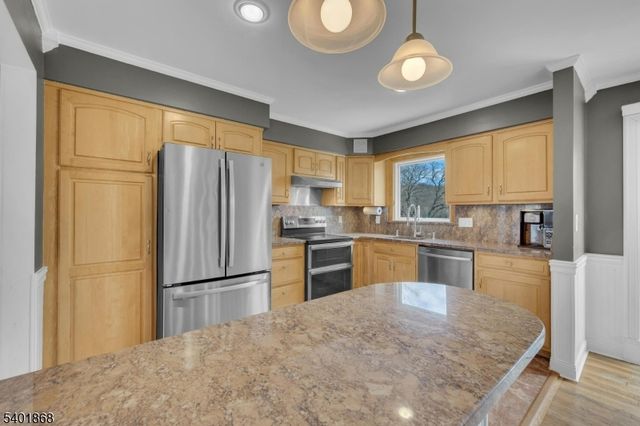 17 Center St, Hopatcong Boro, NJ 07874