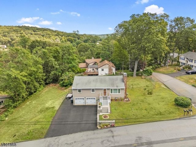 17 Center St, Hopatcong Boro, NJ 07874