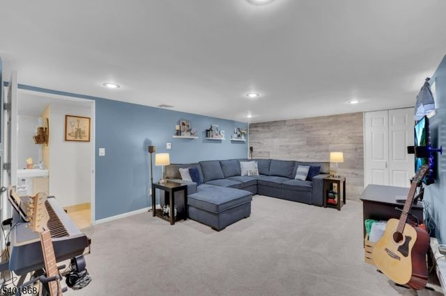 17 Center St, Hopatcong Boro, NJ 07874