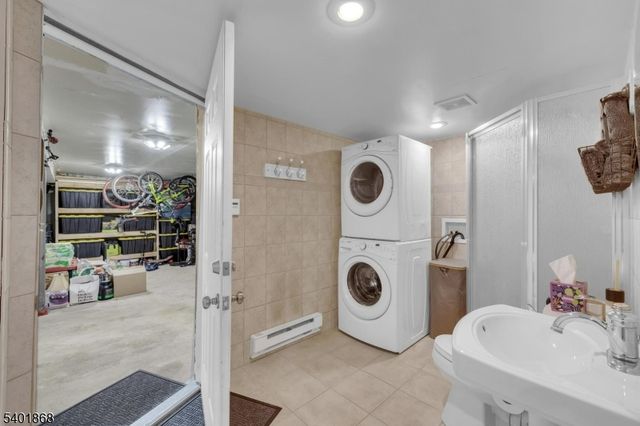 17 Center St, Hopatcong Boro, NJ 07874