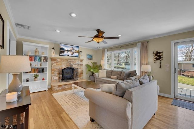 17 Center St, Hopatcong Boro, NJ 07874