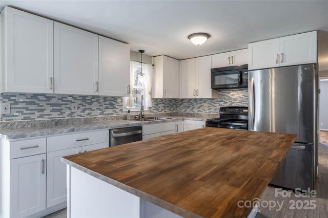 1046 22nd Street NE, Hickory, NC 28601