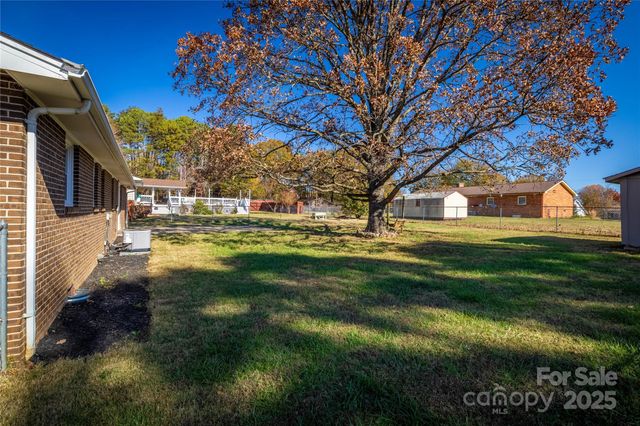 1046 22nd Street NE, Hickory, NC 28601