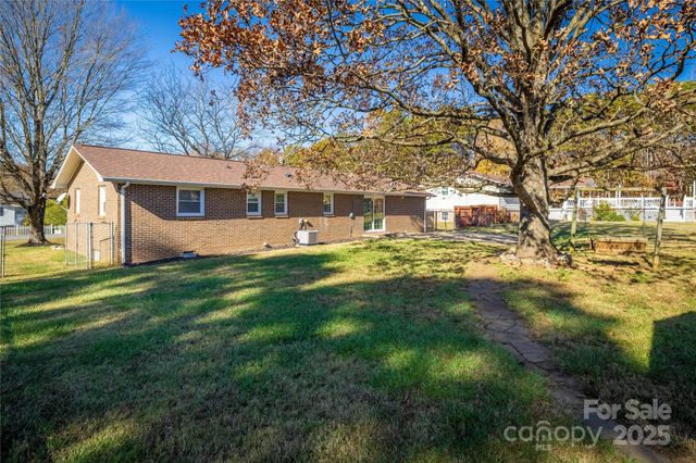 1046 22nd Street NE, Hickory, NC 28601