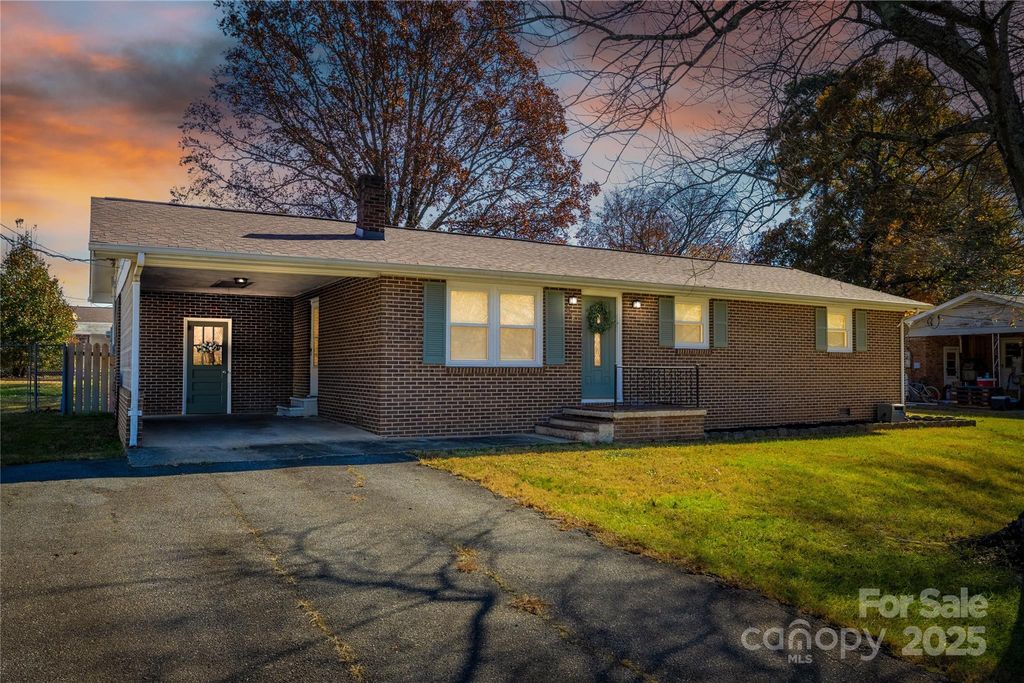 1046 22nd Street NE, Hickory, NC 28601