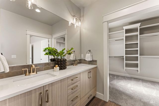 83 S Daybreak Ave, Nampa, ID 83687