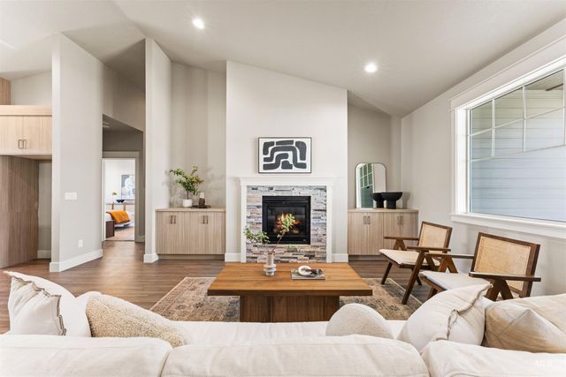 83 S Daybreak Ave, Nampa, ID 83687