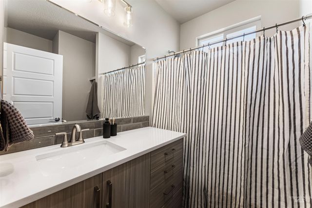 83 S Daybreak Ave, Nampa, ID 83687