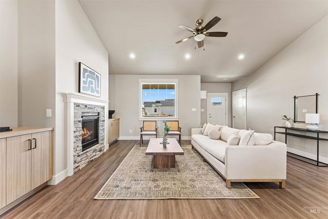 83 S Daybreak Ave, Nampa, ID 83687