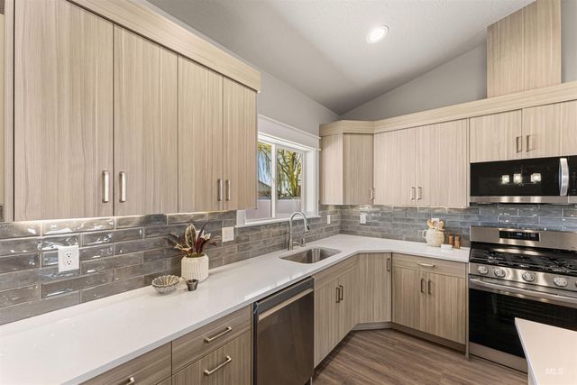 83 S Daybreak Ave, Nampa, ID 83687