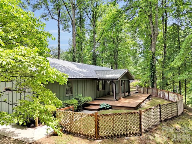 148 Cross Stitch Mountain Road, Sylva, NC 28779