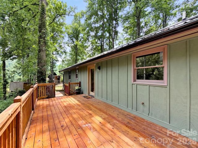 148 Cross Stitch Mountain Road, Sylva, NC 28779