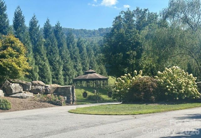 117 Sovereign Lane, Fairview, NC 28730