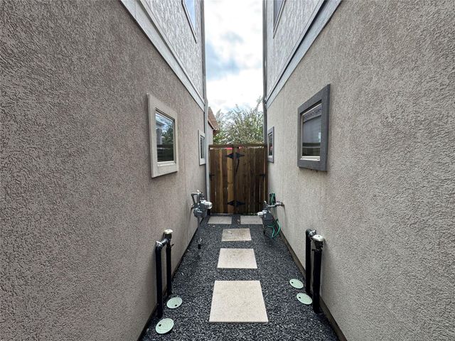 6755 Highclere Manor Lane, Houston, TX 77055