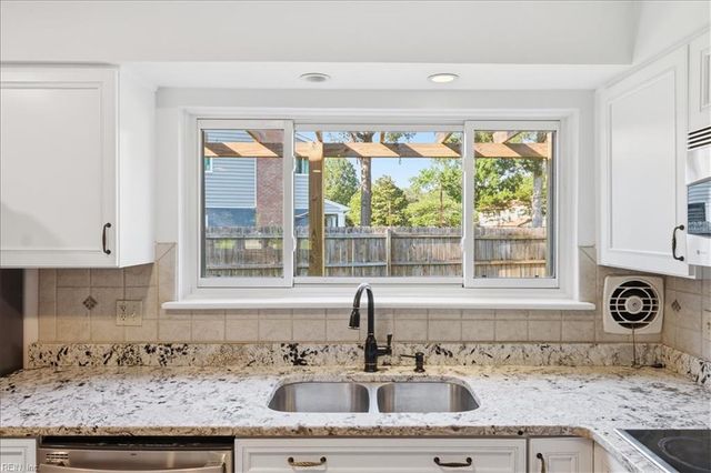 4000 Rumford LN, Virginia Beach, VA 23452