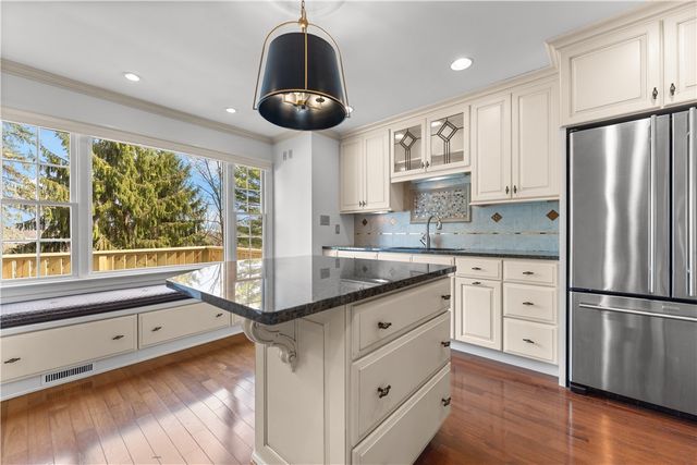 410 Royal Court, Mt Lebanon, PA 15234