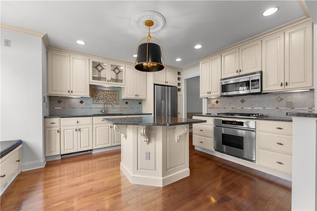 410 Royal Court, Mt Lebanon, PA 15234