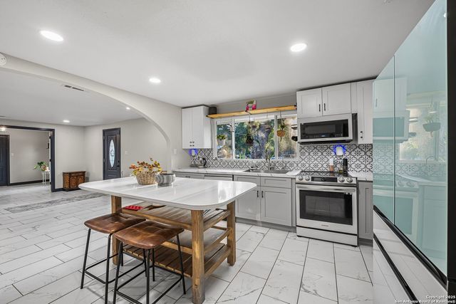 133 Alamo, Pipe Creek, TX 78063