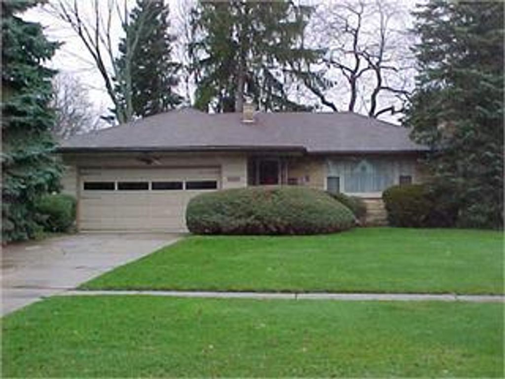 2209 Woodlawn Drive, La Porte, IN 46350