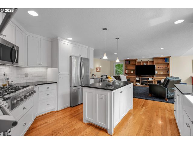 3842 Sw CORONADO St, Portland, OR 97219
