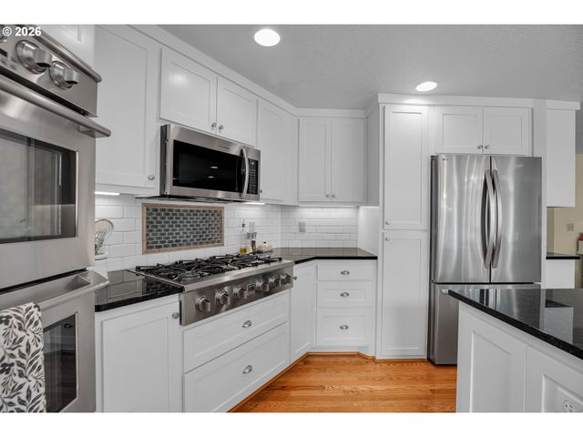 3842 Sw CORONADO St, Portland, OR 97219