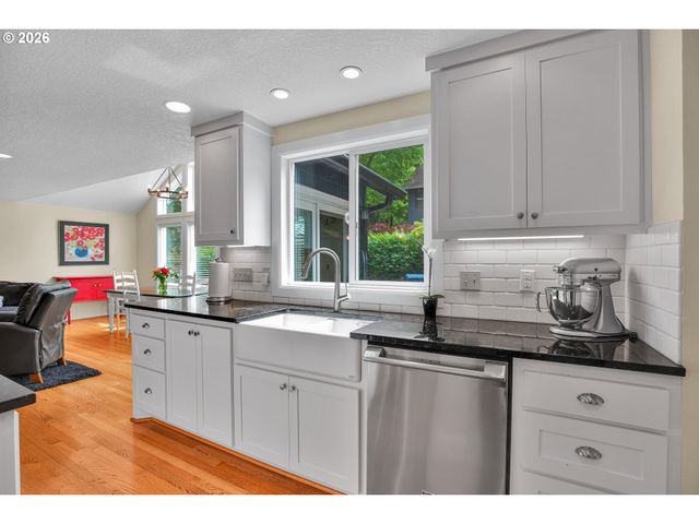 3842 Sw CORONADO St, Portland, OR 97219