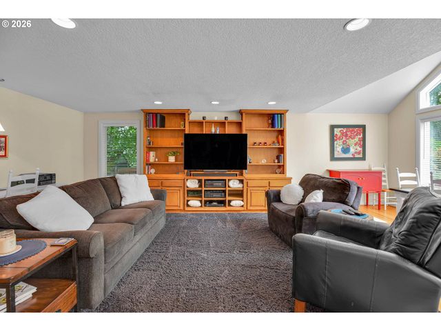 3842 Sw CORONADO St, Portland, OR 97219