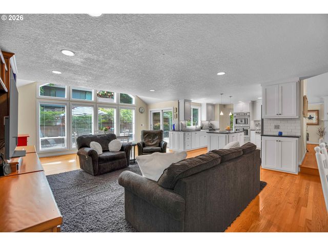 3842 Sw CORONADO St, Portland, OR 97219