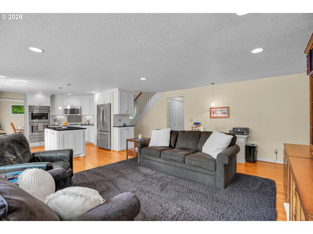 3842 Sw CORONADO St, Portland, OR 97219