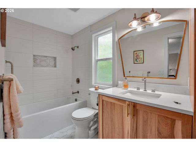 3842 Sw CORONADO St, Portland, OR 97219
