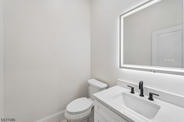 21 Maplewood Dr, Livingston Twp., NJ 07039