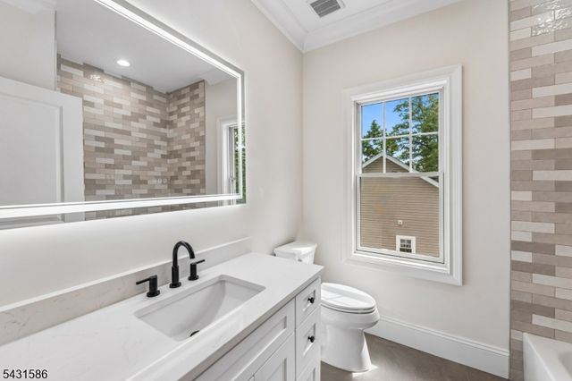21 Maplewood Dr, Livingston Twp., NJ 07039